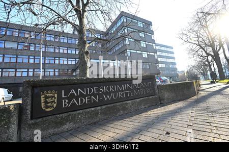 Stuttgart, Allemagne. 20 janvier 2026. Une pancarte portant la mention 'Landeskriminalamt Baden-Württemberg' ('Bureau national des enquêtes criminelles du Bade-Württemberg') se trouve devant le bâtiment du Bureau national des enquêtes criminelles. Le bureau du procureur enquête sur les soupçons de fraude au LKA. Crédit : Bernd Weißbrod/dpa/Alamy Live News Banque D'Images