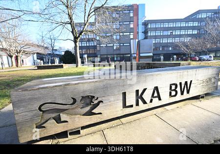 Stuttgart, Allemagne. 20 janvier 2026. Une pancarte portant l'inscription « LKA BW » se trouve devant le bâtiment du Bureau de police criminelle de l'État du Bade-Württemberg. Le bureau du procureur enquête sur les soupçons de fraude au LKA. Crédit : Bernd Weißbrod/dpa/Alamy Live News Banque D'Images