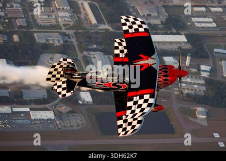 Le Pitts S-2S Prometheus, Reg. Le N540S, piloté par Skip Stewart, est un biplan biplan biplace de acrobatie à deux places exécutant des affichages de fumée en vol air-air. Il met en évidence le contrôle précis, la manœuvrabilité et les compétences du pilote. Capturé à Sun N Fun Aerospace Expo, Floride 2025, l'avion fait preuve d'agilité, de capacité de vol en formation, d'efficacité aérodynamique et de performances acrobatiques avancées lors d'expositions aériennes dynamiques. Banque D'Images