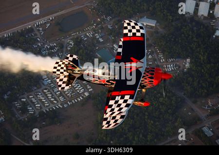 Le Pitts S-2S Prometheus, Reg. Le N540S, piloté par Skip Stewart, est un biplan biplace conçu pour la performance acrobatique. Il exécute des affichages de fumée pendant le vol air-air, mettant en valeur des manœuvres précises, l'habileté du pilote et la conception aérodynamique. Capturé à Sun N Fun Aerospace Expo, Floride 2025, l'avion fait preuve d'agilité acrobatique, de contrôle et de caractéristiques de performance avancées pour le vol en formation et les démonstrations acrobatiques. Banque D'Images