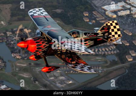 Le Pitts S-2S Prometheus N540S, un avion biplan de voltige avec un moteur Lycoming AEIO-540, piloté par Skip Stewart, est exposé au Sun N Fun Aerospace Expo Florida 2025. Les démonstrations comprennent des manœuvres acrobatiques, des vols air-air, la coordination de la formation et des vues rapprochées du pilote, mettant en évidence la maniabilité élevée, le contrôle précis, les compétences du pilote, la conception biplan, et la performance en voltige de compétition et d'exposition. Banque D'Images