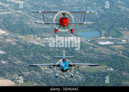 Le Zivko Edge 540, immatriculé N540SG, série 0035, piloté par Melissasportsgal, est un monomoteur, monoplan acrobatique à aile basse propulsé par un moteur en étoile Lycoming AEIO-540. Volant en formation avec Pitts S-2S Prometheus N540S piloté par Skip Stewart, en démonstration air-air à Sun N Fun Aerospace Expo 2025, Floride, il démontre des performances acrobatiques avancées, vol précis en formation, compétence du pilote, maniabilité, agilité, et les capacités de spectacle aérien. Banque D'Images