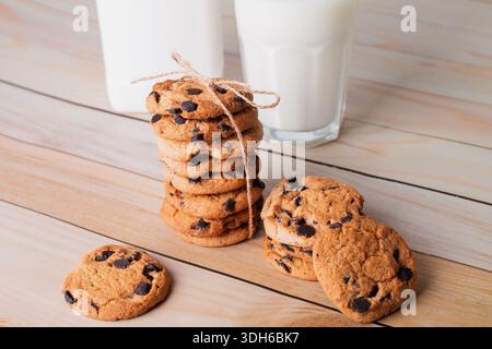 Composition de biscuits maison fraîchement cuits avec des pépites de chocolat. Concept de petit déjeuner sain avec verre de lait et biscuits cuits sur la table en bois f Banque D'Images