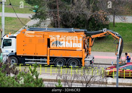 Les excavatrices à vide sont devenues la référence pour l'entretien urbain et le nettoyage des égouts. Banque D'Images