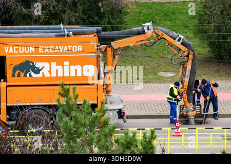 Les excavatrices à vide sont devenues la référence pour l'entretien urbain et le nettoyage des égouts. Banque D'Images