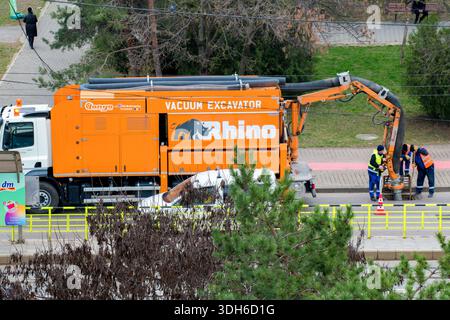 Les excavatrices à vide sont devenues la référence pour l'entretien urbain et le nettoyage des égouts. Banque D'Images