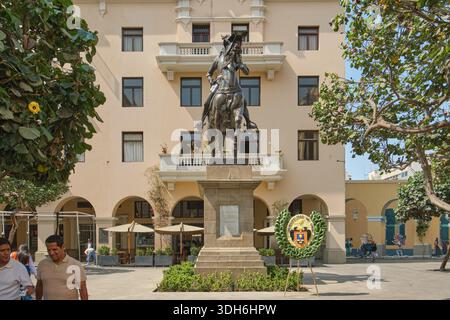 Lima, Pérou. 16 janvier 2026, statue équestre Francisco pizarro debout sur la plaza de armas, une place principale de lima, pérou Banque D'Images