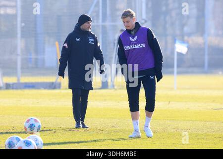 20.01.2026, Sportforum, Berlin, DEU, DFL, 2. FBL Hertha Berlin, Training, im Bild Julian Eitschberger (Hertha Berlin #2), entraîneur en chef Stefan Leitl (Hertha Berlin Berlin) DFL - les règlements interdisent toute utilisation de photographies comme séquences d'images et/ou qu Banque D'Images