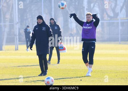 01/20/2026, Sportforum, Berlin, DEU, DFL, 2. FBL Hertha Berlin, Training, im Bild Julian Eitschberger (Hertha Berlin #2), entraîneur en chef Stefan Leitl (Hertha Berlin Berlin) DFL - les règlements interdisent toute utilisation de photographies comme séquences d'images et/ou qu Banque D'Images