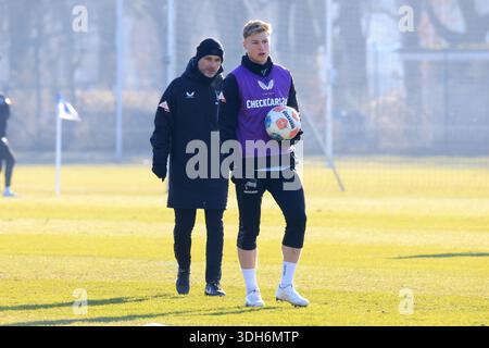 01/20/2026, Sportforum, Berlin, DEU, DFL, 2. FBL Hertha Berlin, Training, im Bild Julian Eitschberger (Hertha Berlin #2), entraîneur en chef Stefan Leitl (Hertha Berlin Berlin) DFL - les règlements interdisent toute utilisation de photographies comme séquences d'images et/ou qu Banque D'Images