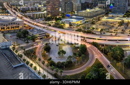 Circulation aux heures de pointe sur l'autoroute à plusieurs voies à Tampa, Floride. Rythme de la vie urbaine la nuit. Banque D'Images