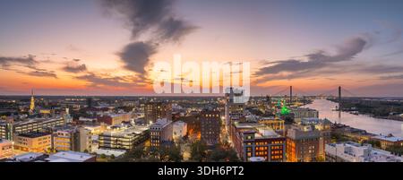 Savannah, Géorgie. Architecture américaine avec rues illuminées et bâtiments historiques Banque D'Images