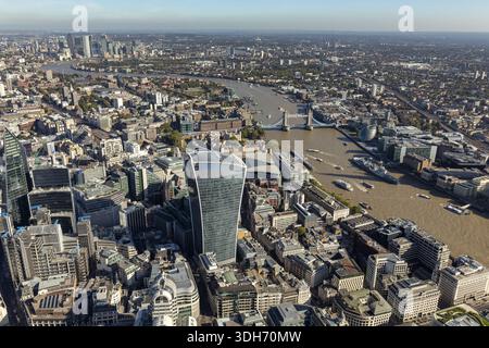 Vue aérienne de l'emblématique Tower Bridge et de la Tamise serpentine traversant l'horizon animé de la ville, une symphonie de verre et d'acier, Lond Banque D'Images