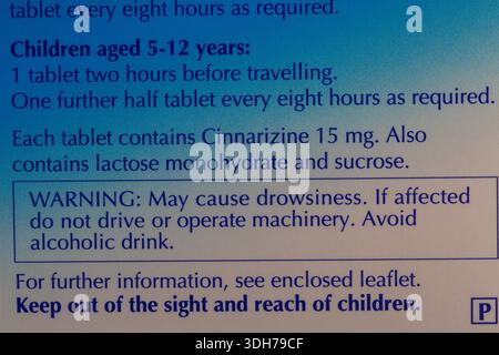 Message d'avertissement et informations sur le dos de la boîte de Stugeron 15mg comprimés pilules cinnarizine - peut causer la somnolence éviter la boisson alcoolisée Banque D'Images