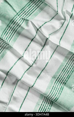 Tissu de coton plié vert pastel gros plan comme arrière-plan Banque D'Images