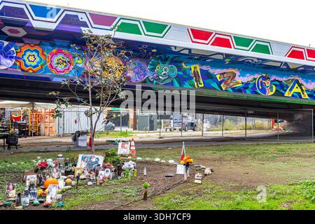 Ofrenda et peintures murales au Chicano Park à Barrio Logan, San Diego, Californie Banque D'Images