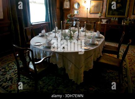 Salle à manger vintage à Wightwick Manor, Wolverhampton, Staffordshire, Angleterre, Royaume-Uni Banque D'Images
