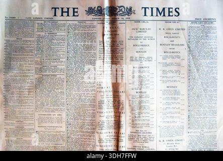 Vintage le journal The Times avec des annonces sur la page avant The Times Banque D'Images