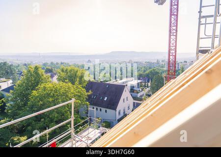 Une vue depuis un toit montre un paysage avec des arbres et une grue en arrière-plan, menuiserie, nouveau bâtiment, Stuttgart, Allemagne Banque D'Images