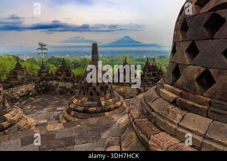Stupas en pierre du temple Borobudur au lever du soleil, Indonésie Banque D'Images