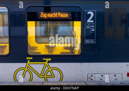 Regionalzug von Arverio im Hauptbahnhof Karlsruhe. Zuganzeige mit dem texte : Zug macht Pause. // 16.01.2026, Karlsruhe, Bade-Württemberg, Deutschland *** train régional de Arverio à la gare principale de Karlsruhe affichage du train avec le texte Zug macht Pause 16 01 2026, Karlsruhe, Bade-Württemberg, Allemagne Banque D'Images