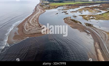 Rivière Spey Écosse Spey Bay et Spey Mouth Tugnet et grands bancs de galets ou de galets Banque D'Images