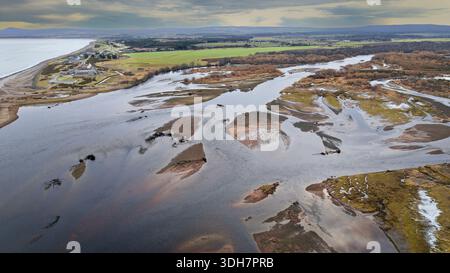 Rivière Spey Écosse Spey Bay et Spey Mouth Tugnet et bancs de galets ou de galets et îles Banque D'Images