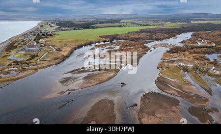 River Spey Écosse Spey Bay et Spey Mouth Tugnet maisons, bancs de galets ou de galets et îles Banque D'Images