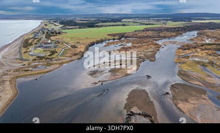 River Spey Écosse Spey Bay et Spey Mouth Tugnet maisons et bancs de galets ou de galets et de nombreuses îles Banque D'Images