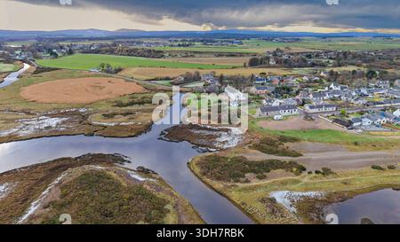 River Spey Écosse la route de Garmouth passe le parcours de golf jusqu'à Kingston Village Banque D'Images