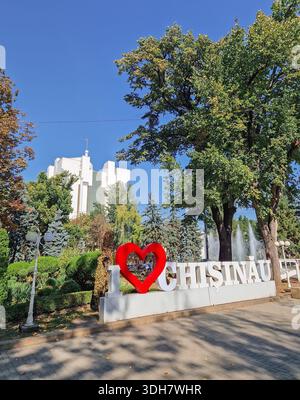Chisinau, Moldavie - 24 septembre 2025 J'aime Chisinau signe dans une place près du Palais présidentiel de Moldavie visible en arrière-plan Banque D'Images