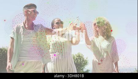 Clinking bouteilles en verre, trois amis debout à la côte montrant l'horizon de la mer, portant des lunettes de soleil Banque D'Images