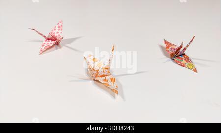 Grues en papier origami isolées sur fond blanc. C'est la culture traditionnelle japonaise. Sculpture en papier par des techniques de pliage et de relaxation. Origam Banque D'Images