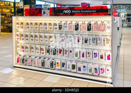 Liepaja, Lettonie- 08. Janvier 2026 : présentation au détail de étuis pour smartphones et d'accessoires mobiles disposés sur des étagères à l'intérieur d'un magasin moderne de centre commercial Banque D'Images