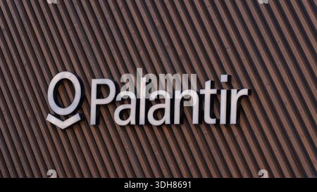 Logo Palantir technologies affiché sur une façade de bâtiment moderne représentant l'analyse de données Banque D'Images