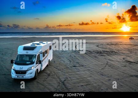 Camping-car sur la plage, Ninety Mile Beach, North Island, Nouvelle-Zélande. La plage fait en fait 88 kilomètres (55 miles) de long. Son extrémité sud est proche de t Banque D'Images