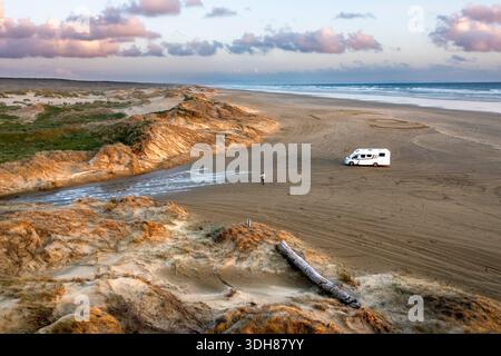 Camping-car sur la plage, Ninety Mile Beach, North Island, Nouvelle-Zélande. La plage fait en fait 88 kilomètres (55 miles) de long. Son extrémité sud est proche de t Banque D'Images