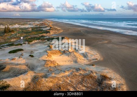 Camping-car sur la plage, Ninety Mile Beach, North Island, Nouvelle-Zélande. La plage fait en fait 88 kilomètres (55 miles) de long. Son extrémité sud est proche de t Banque D'Images