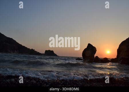 Coucher de soleil sur la mer dans l'île de Samos, Grèce Banque D'Images