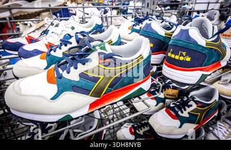 Samara, Russie - 24 mai 2025 : chaussures Diadora pour la course à pied. Magasin de chaussures. Chaussures de sport Diadora Banque D'Images