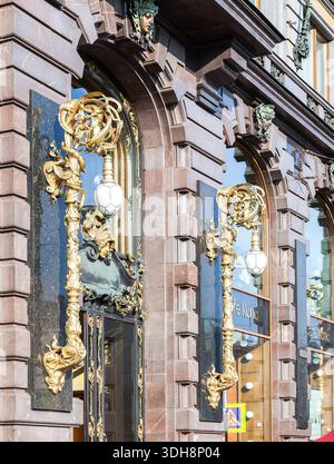 Saint-Pétersbourg, Russie - 19 septembre 2024 : éléments d'architecture, lanternes et mascaron à l'entrée du bâtiment Singer House. Construit en 1 Banque D'Images