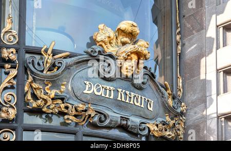 Saint-Pétersbourg, Russie - 19 septembre 2024 : éléments d'architecture et mascaron sur l'entrée du magasin Book House à Nevsky Prospect, St Pet Banque D'Images
