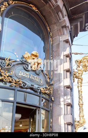 Saint-Pétersbourg, Russie - 19 septembre 2024 : éléments d'architecture et mascaron sur l'entrée du magasin Book House à Nevsky Prospect, St Pet Banque D'Images