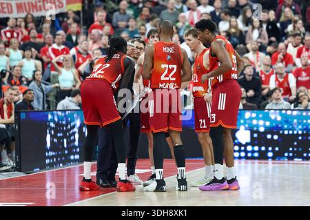 Discussion d'équipe pendant une pause, Svetislav Pesic (FC Bayern Basketball, entraîneur-chef) avec Justinian Jessup (FC Bayern Basketball, #10), Justuz Hollatz (FC Bayern Basketball, #21), David McCormack (FC Bayern Basketball, #33), Isiaha Mike (FC Bayern Basketba Banque D'Images