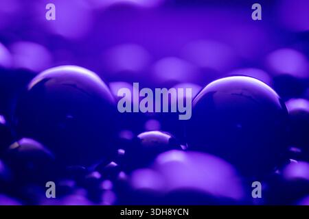 Un grand nombre de petites sphères violettes, disposées dans un motif qui ressemble à un visage. La scène est une scène de calme et de sérénité, comme les sphères semblent l'être Banque D'Images