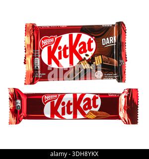 Erevan Arménie 1.10.2026. Deux barres Kit KAT sont montrées côte à côte. L'un est sombre et l'autre est clair Banque D'Images