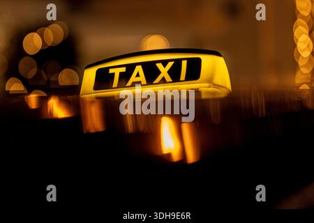 KITZBUEHEL, TYROL, OESTERREICH 20. JANUAR 2026 : Das Bild zeigt ein feature mit einem beleuchteten Taxi Schild waehrend der Impressionen der Hahnenkamm-Rennwoche in Kitzbuehel, aufgenommen in Kitzbuehel, OESTERREICH, TYROL. KITZBUEHEL, AUTRICHE - 20 JANVIER : la photo montre un élément avec un panneau de taxi illuminé pendant les impressions pendant la semaine de course Hahnenkamm à Kitzbuehel à KITZBUEHEL le 20 janvier 2026 à KITZBUEHEL, AUTRICHE, TYROL. Copyright : xIBEX.agencyx xKlausxPressbergerx Banque D'Images