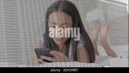 Tenant un smartphone noir, adolescent incliné sur le lit, portant une chemise à manches courtes, un ordinateur portable, une superposition hexagonale Banque D'Images