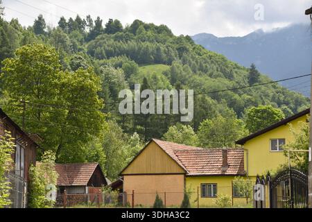 Maisons colorées dans le village de Bran, dans les Carpates de Roumanie Banque D'Images