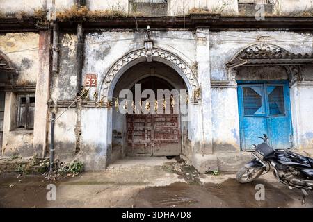 Maison abandonnée à la rue principale, Junagadh, Gujarat, Inde, Asie du Sud, Asie Banque D'Images